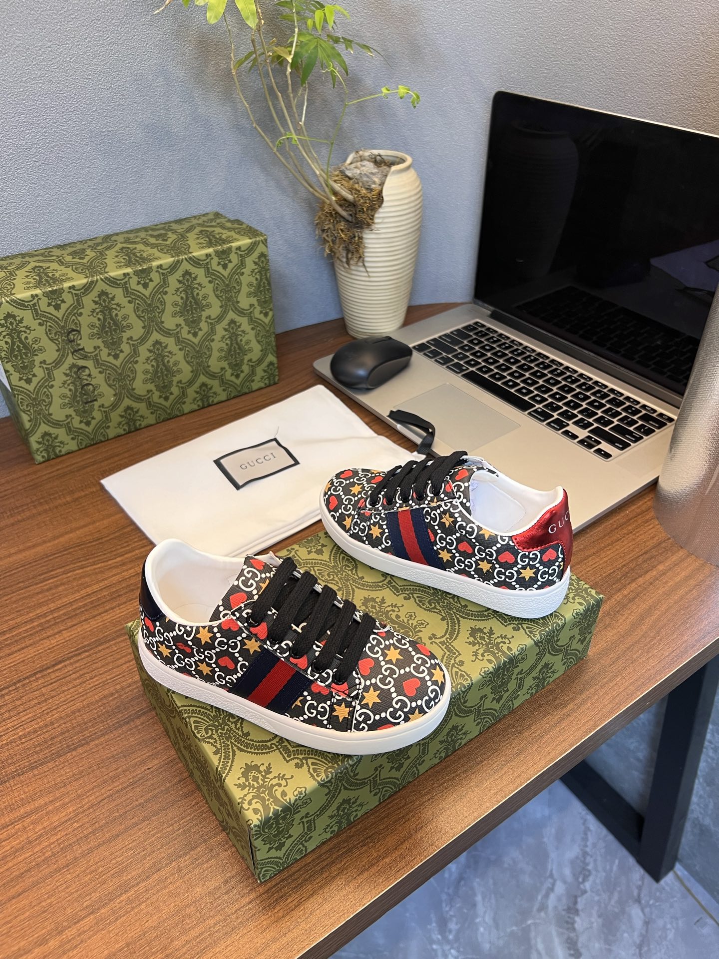 Children's shoes child